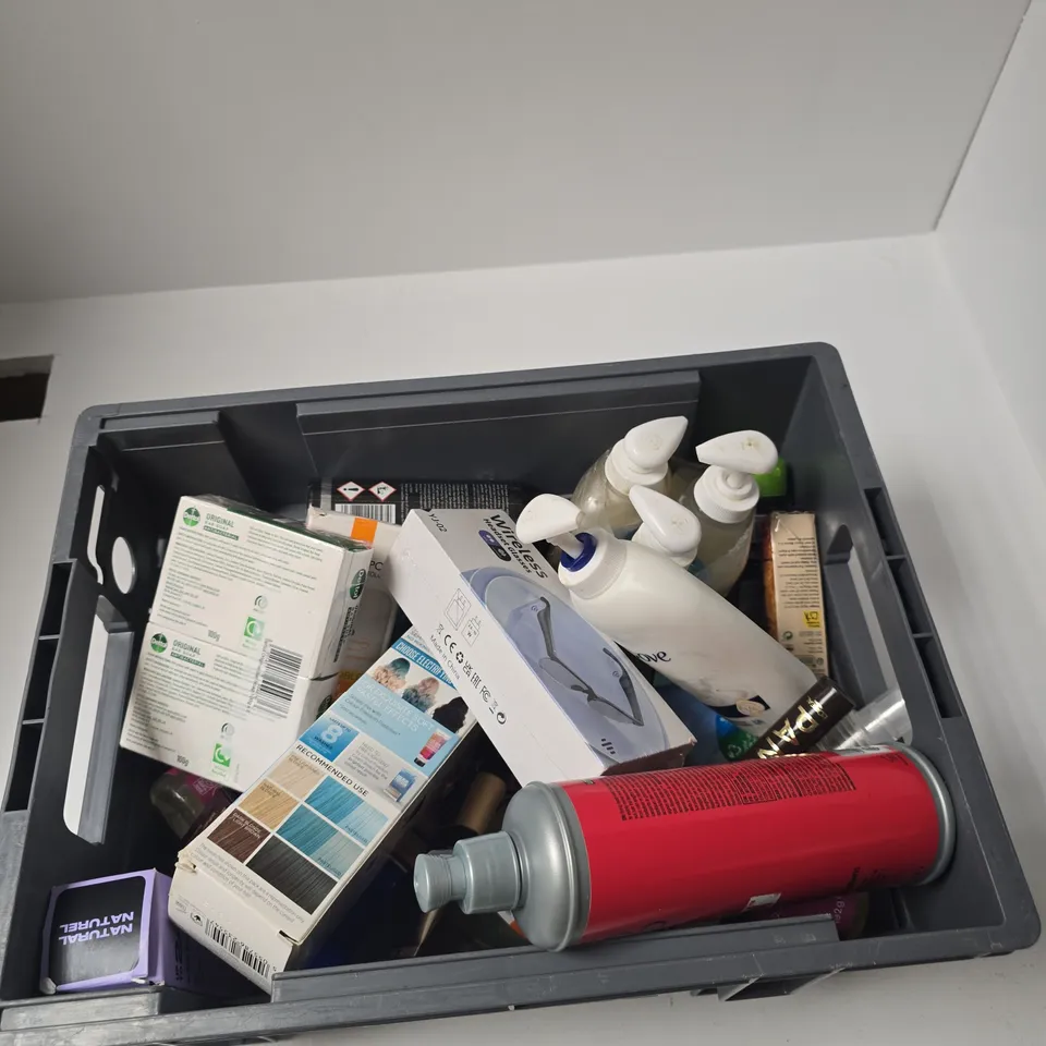 TOTE OF APPROXIMATELY 15 ASSORTED BEAUTY PRODUCTS INCLUDING KNIGHT + WILSON SEMI-PERMANENT COLOUR MASK, LA ROCHE-POSAY INVISIBLE FLUID AND VO5 MEGA HOLD GEL SPRAY