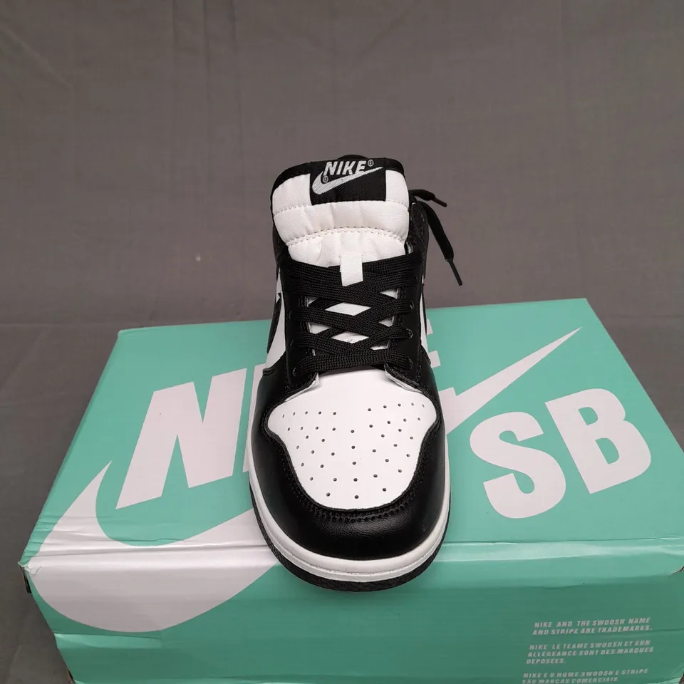 BOXED PAIR OF NIKE DUNKS LOW PANDA SIZE UK 6 