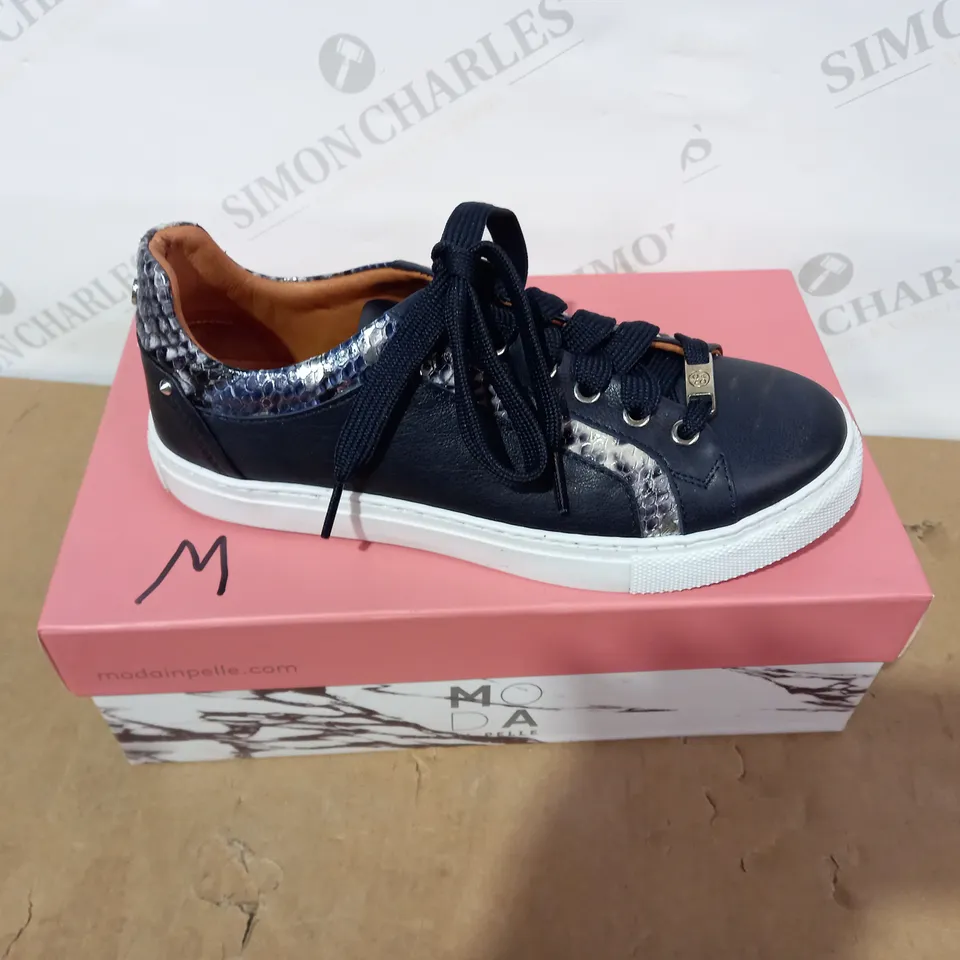 BOXED PAIR OF MODA IN PELLE TRAINERS- SIZE 38