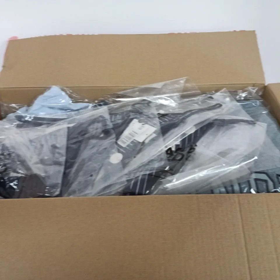 BOX OF APPROXIMATELY 20 ASSORTED CLOTHING ITEMS TO INCLUDE: PRINCE JUMPER