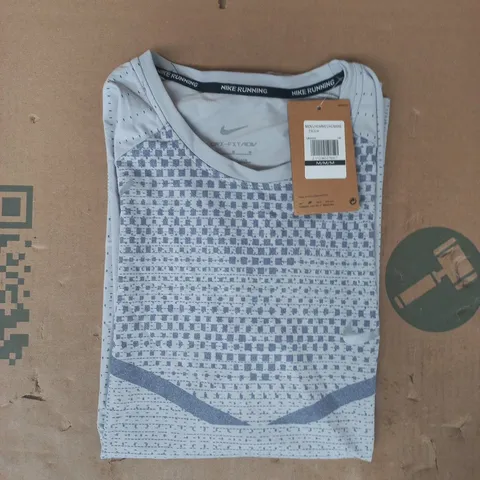 NIKE RUNNING SHORT SLEEVE T-SHIRT IN GREY SIZE MEDIUM