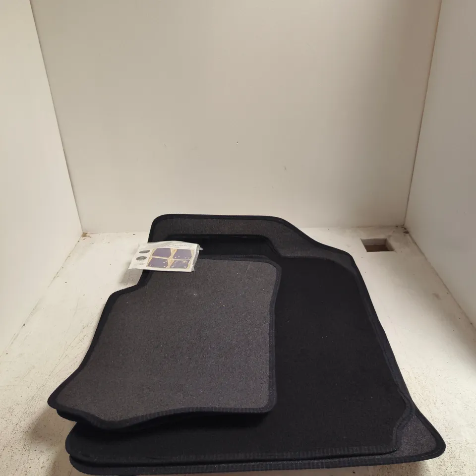 SET OF 4 CAR MATS BLACK (ASSORTED SIZE)