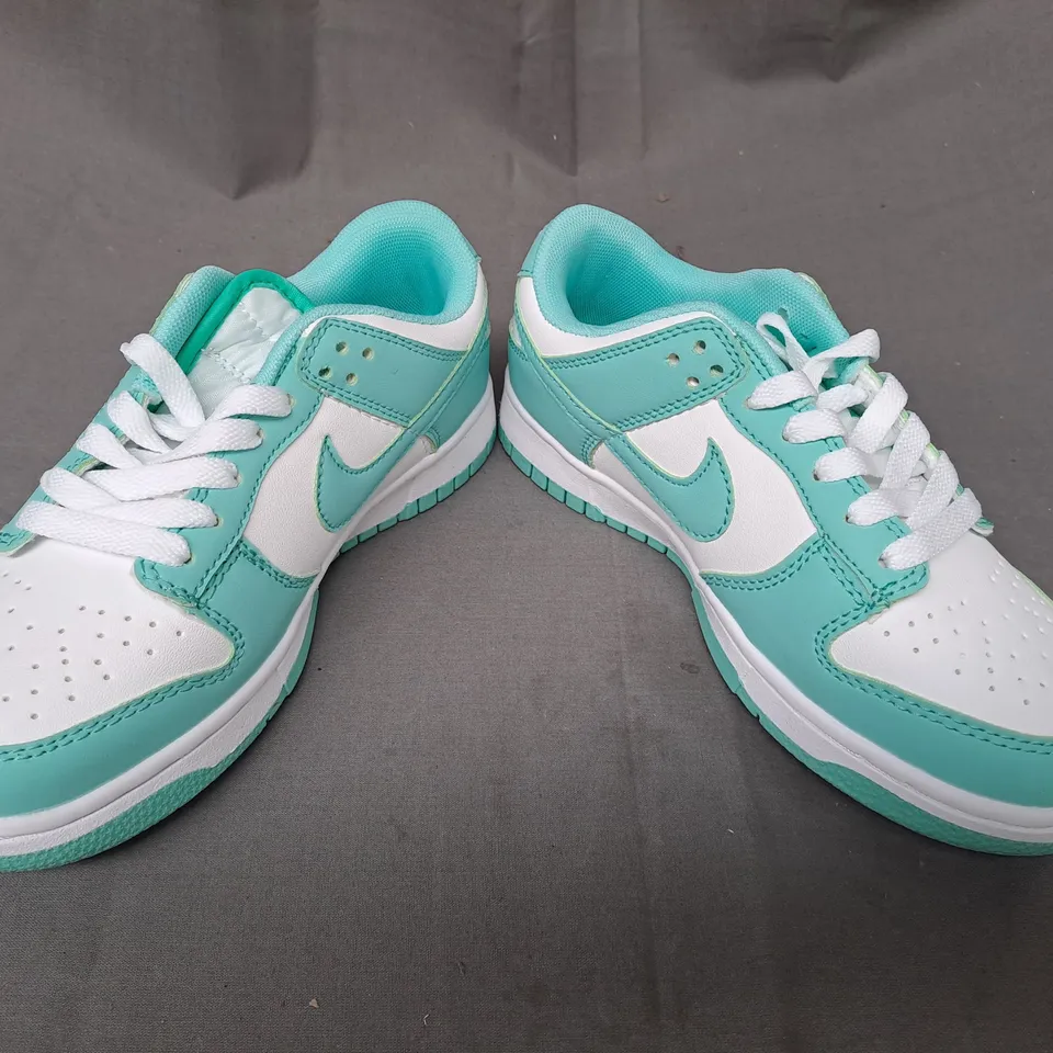 BOXED PAIR OF NIKE ZOOM RIVAL SHOES IN CYAN/WHITE UK SIZE 3