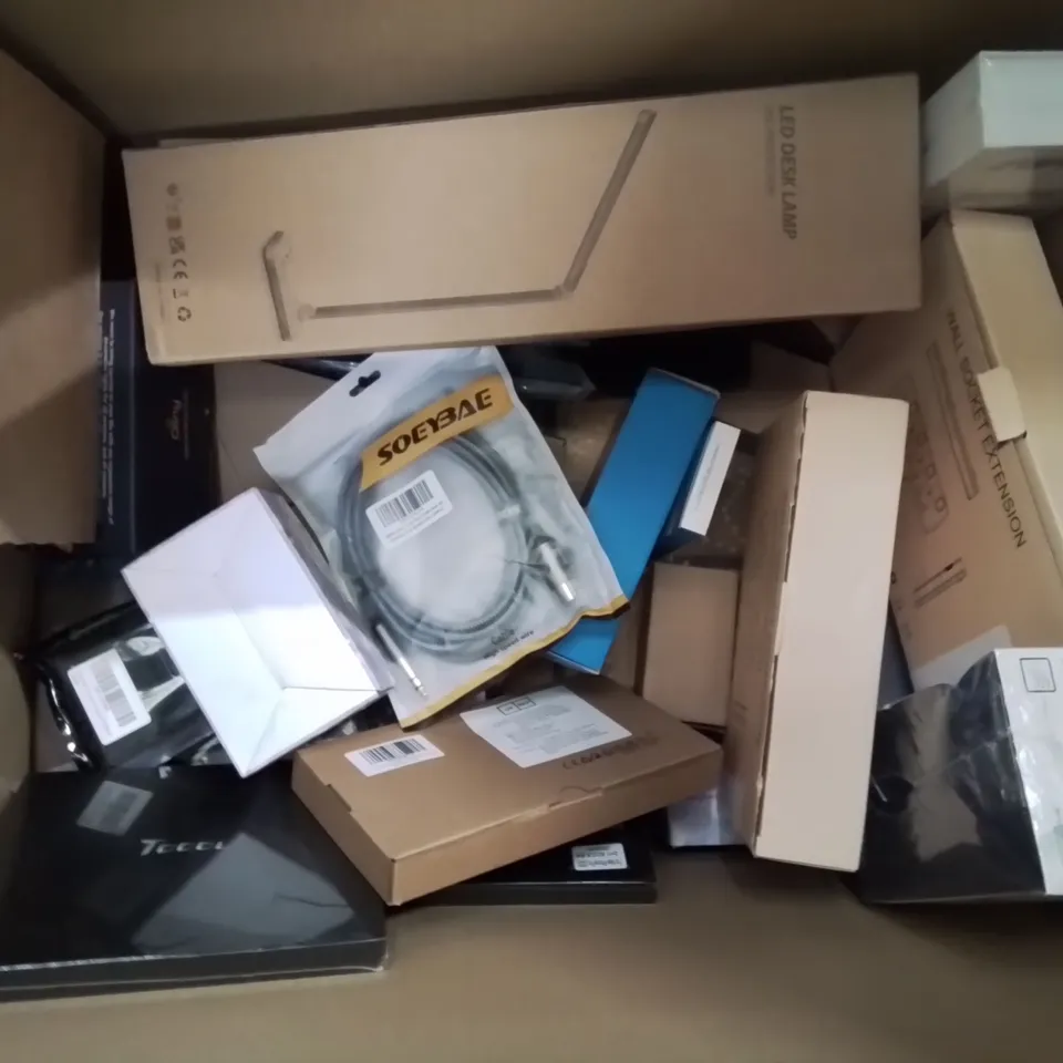 BOX CONTAINING LARGE AMOUNT OF BOXED ELECTRICAL ITEMS TO INCLUDE: HEADPHONES, PHONE SCREEN PROTECTORS, LAMPS, POWER BANKS, CHARGING CABLES, KARAOKE MICROPHONE AND LOTS MORE 