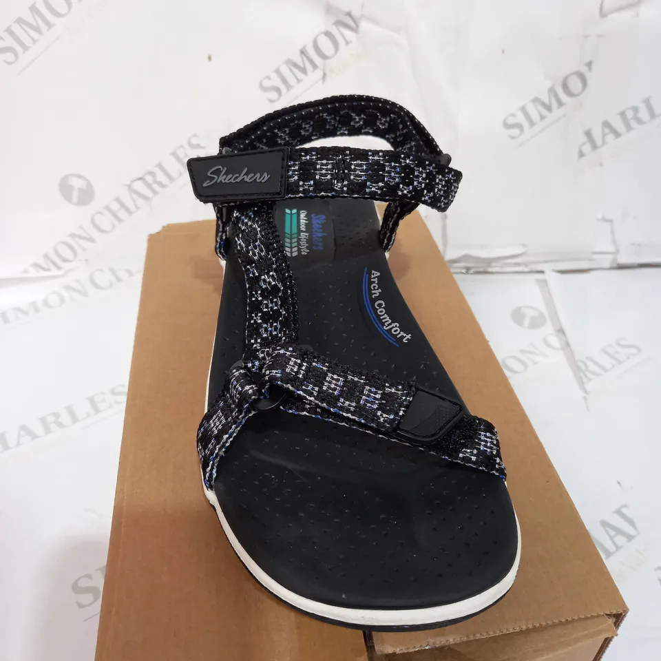 BOXED PAIR OF SKECHERS OPEN TOE STRAPPY SANDALS SIZE 7