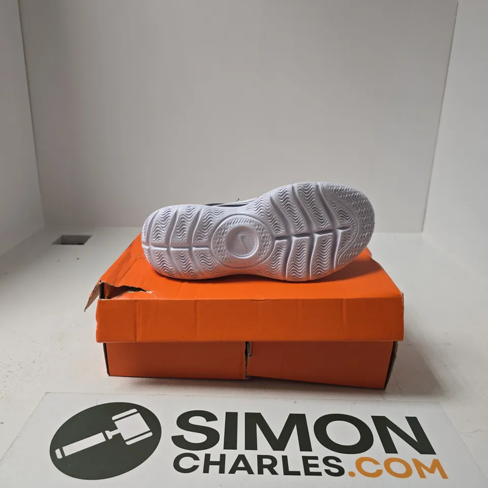 BOXED PAIR OF NIKE FLEX RUNNERS SIZE UK 4