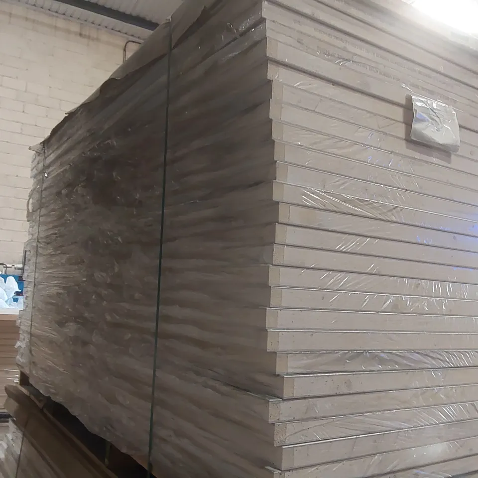 PALLET CONTAINING A VERY LARGE QUANTITY OF ASSORTED DOORS