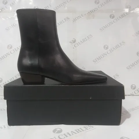 BOXED PAIR OF MASSIMO DUTTI ANKLE BOOTS IN BLACK EU SIZE 37