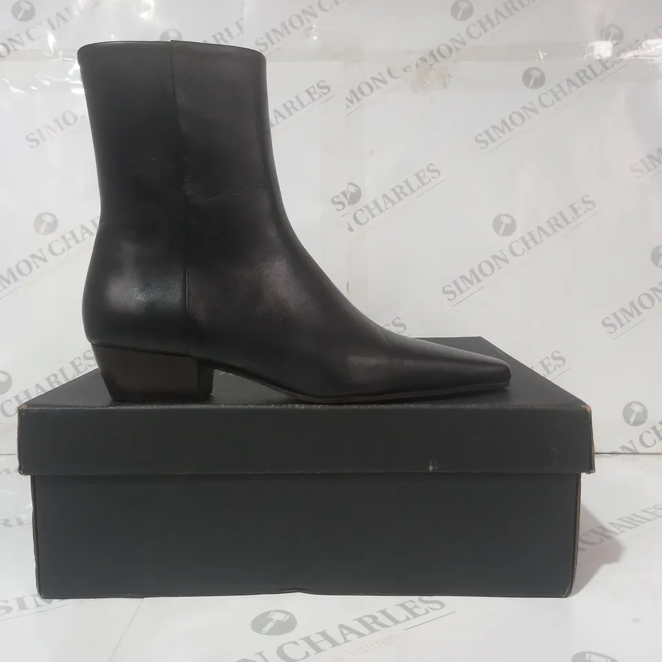 BOXED PAIR OF MASSIMO DUTTI ANKLE BOOTS IN BLACK EU SIZE 37
