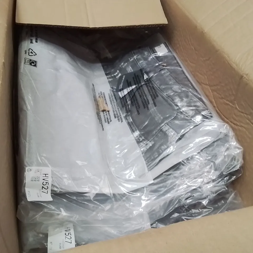 BOXED BRAND NEW APPROXIMATELY 8 JD WILLIAMS METALLIC WIDE LEG JEANS SILVER SIZE 22