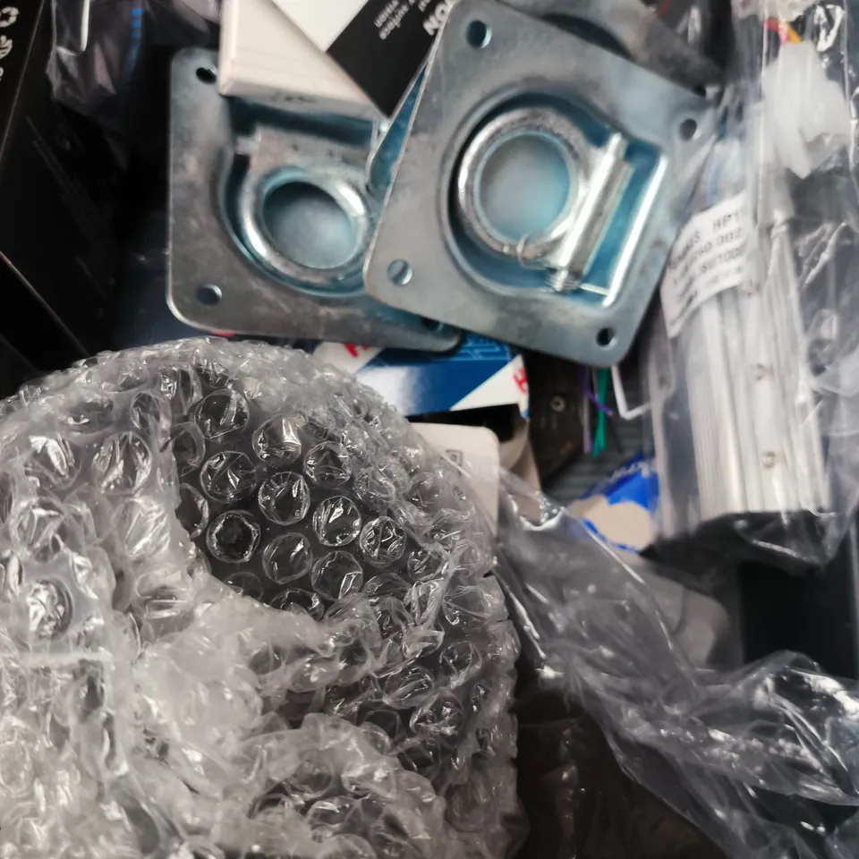 APPROXIMATELY 10 ASSORTED VEHICLE PARTS AND ACCESSORIES TO INCLUDE ANTIWEAR PROTECTANT, AIR FRESHENER, DEHUMIDIFIER ETC - COLLECTION ONLY