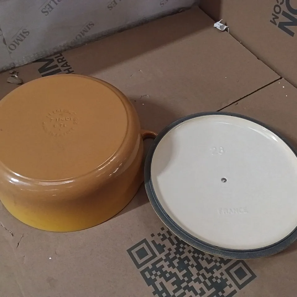 LE CREUSET SIGNATURE ROUND CASSEROLE DISH - YELLOW 
