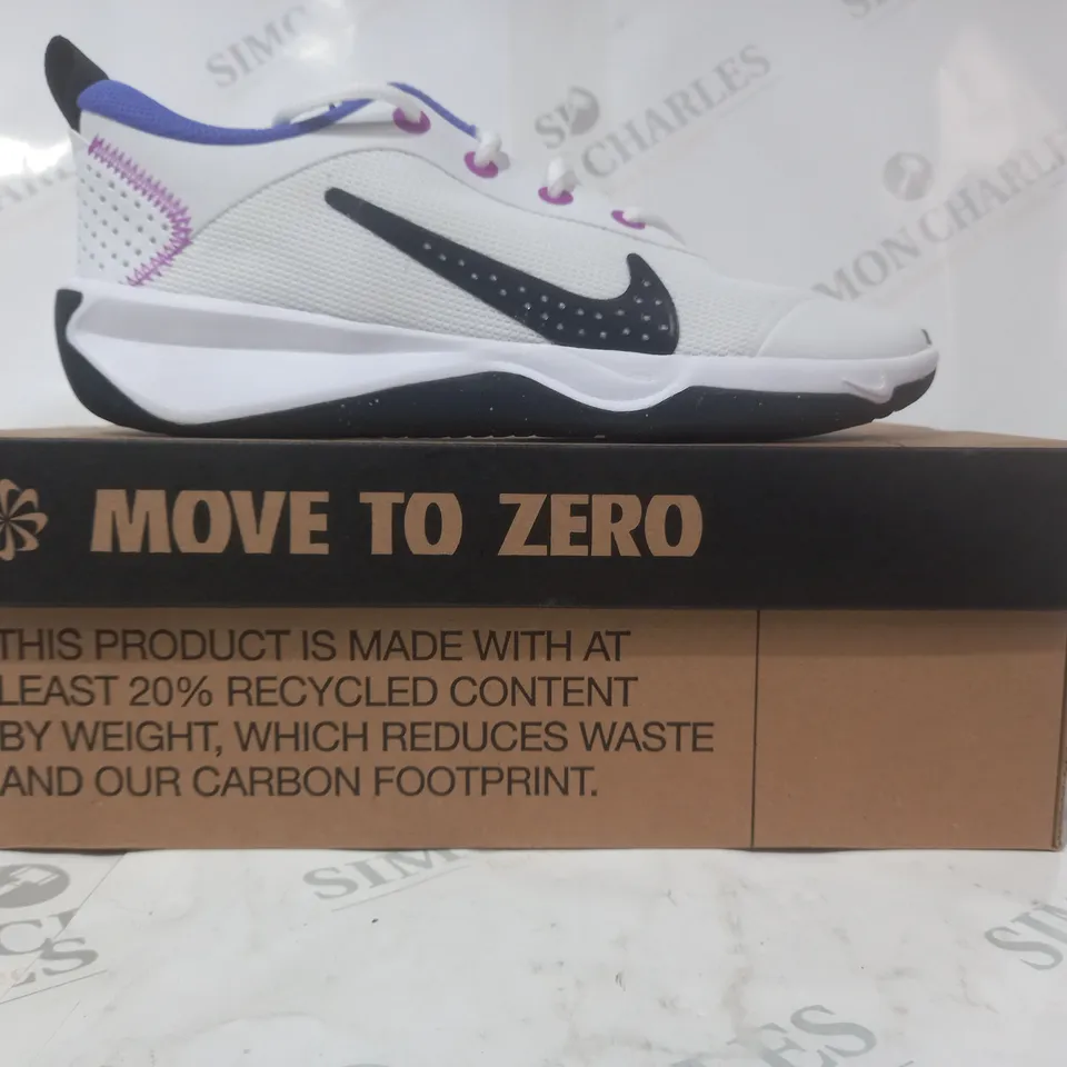 BOXED PAIR OF NIKE OMNI MULTI-COURT SHOES IN WHITE UK SIZE 5