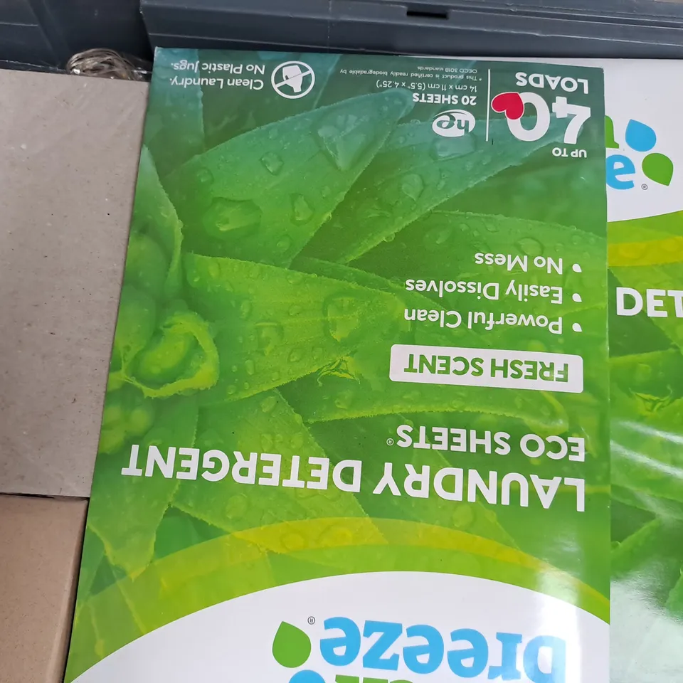 APPROXIMATELY 10 ASSORTED HOUSEHOLD ITEMS TO INCLUDE MASTER LOCK PADLOCK, SILVINE RECORD CARDS, LIGHT SWITCH, ETC