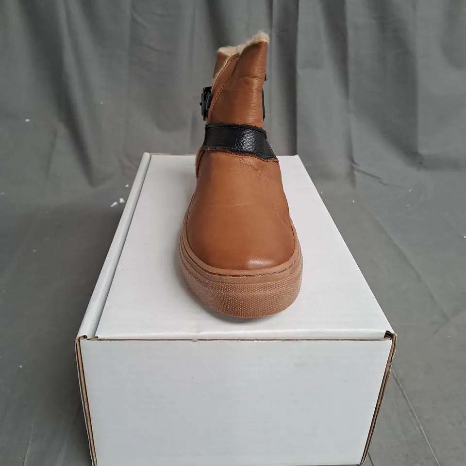 BOXED PAIR OF ADESSO HEATHER LEATHER TRAINERS IN BROWN/BLACK SIZE 3