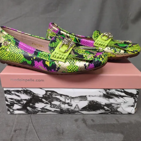 MODA IN PELLE FRANCHESKA LOAFERS IN LIME GREEN SNAKE PRINT SIZE 5