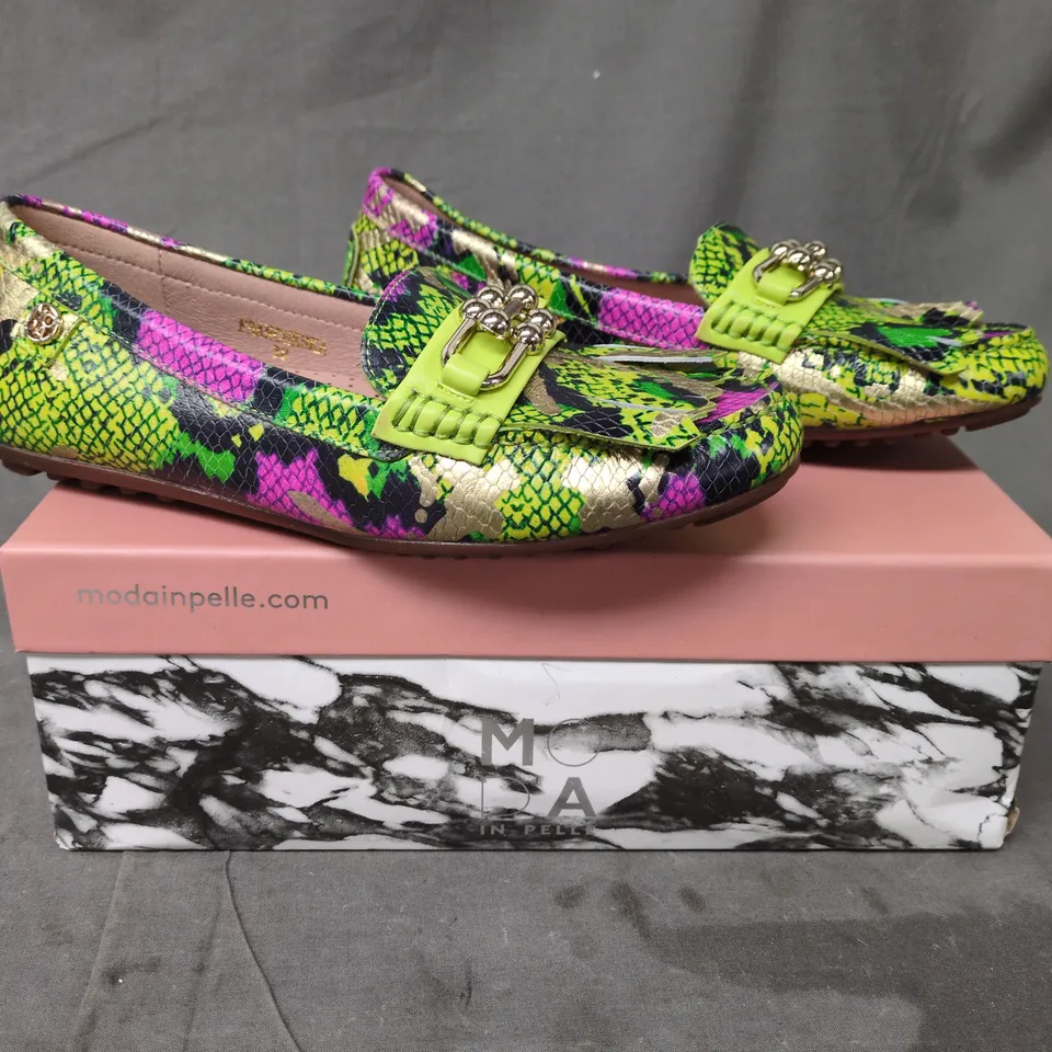 MODA IN PELLE FRANCHESKA LOAFERS IN LIME GREEN SNAKE PRINT SIZE 5