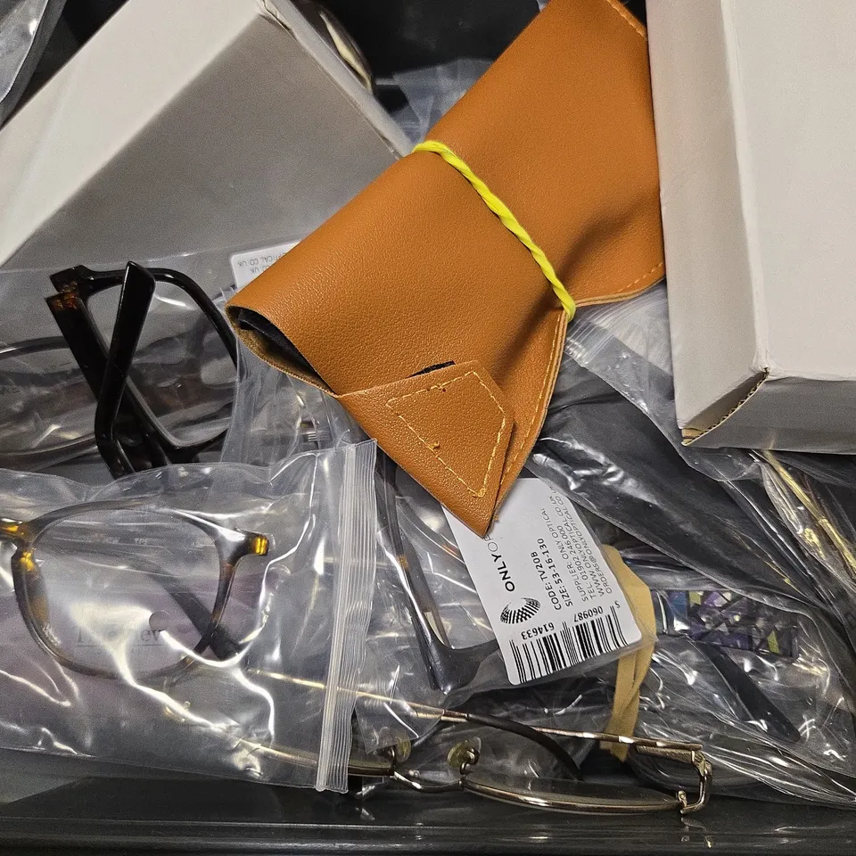 APPROXIMATELY 15 ASSORTED VISION CARE ITEMS TO INCLUDE - EYE WEAR GLASSES , GLASSES , CARRY CASES ETC