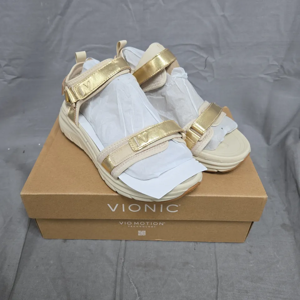 PAIR OF VIONIC WALK MAX WANDERER SANDALS - 6