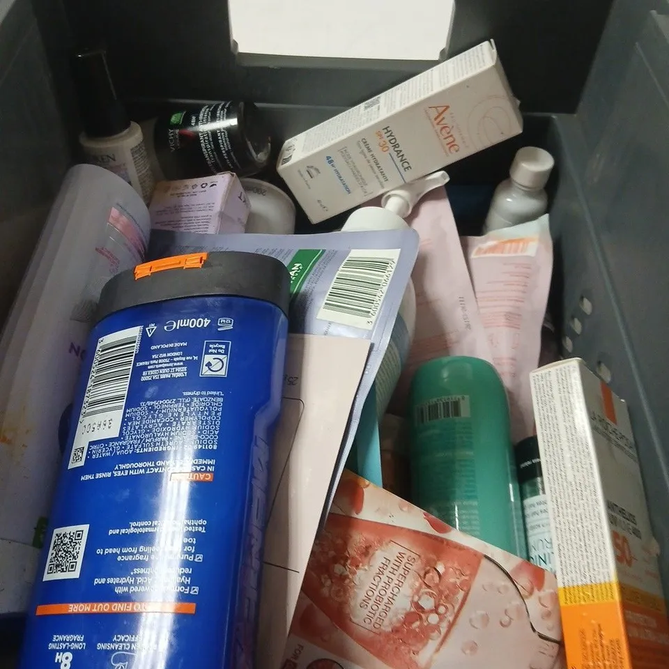 APPROXIMATELY 18 ASSORTED COSMETIC ITEMS INCLUDING AVEENO KIDS SHAMPOO , HAIRBURST SHAMPOO AND COLGATE MAX WHITE