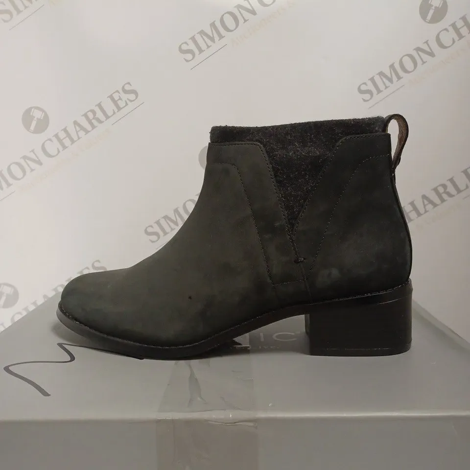 BOXED VIONIC HOPE JOSLYN BOOTS, BLACK - SIZE 5