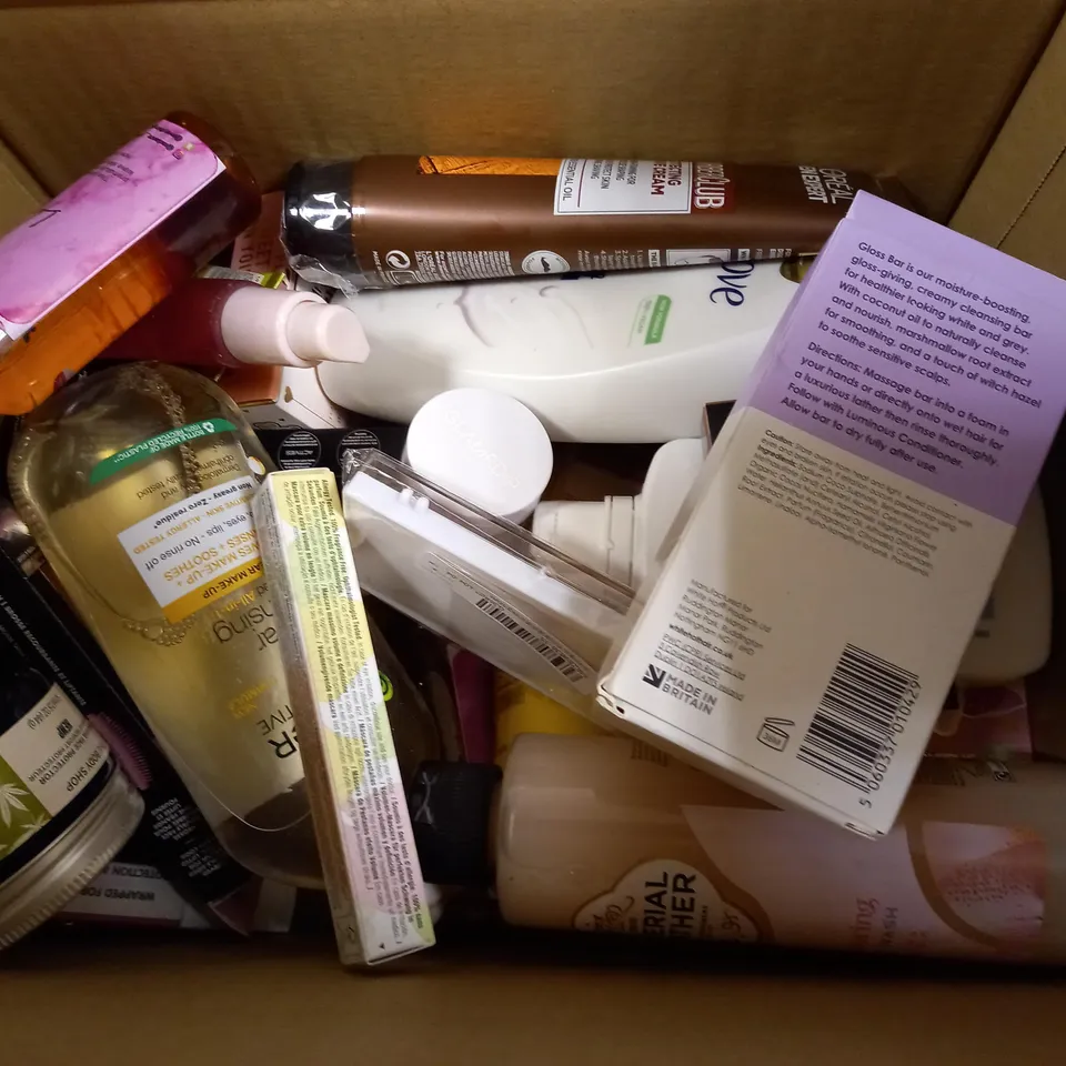 BOX OF APPROXIMATELY 20 ASSORTED COSMETIC ITEMS TO INCLUDE PLOUISE DRIBE ME BALMY, SUPER DEWY LIQUID HIGHLIGHT, LOREAL BODY WASH ETC