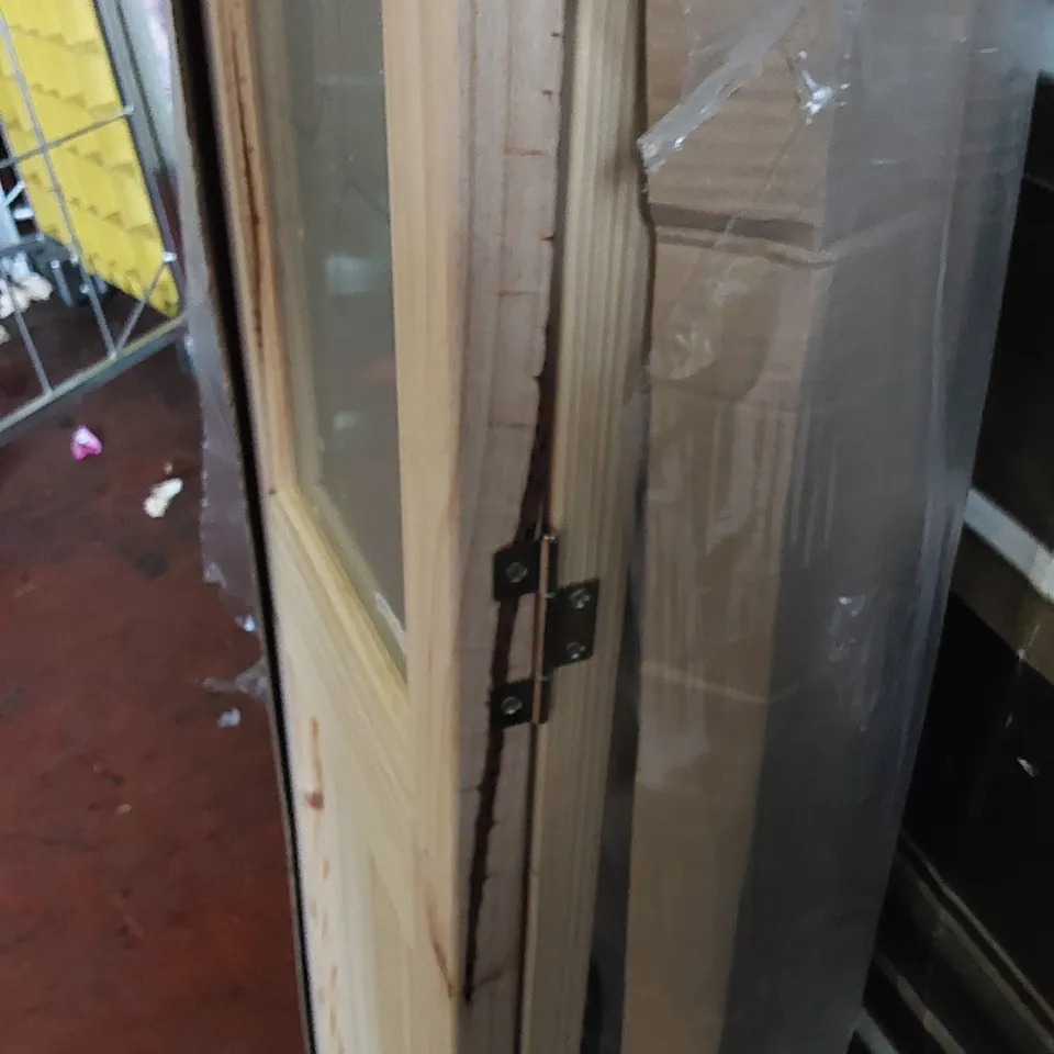 KNOTTY PINE BIFOLD GLAZED 4-PANEL INTERNAL DOOR // SIZE: 2040 X 726mm