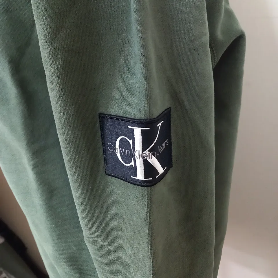 CALVIN KLEIN BADGE CREW NECK SWEATSHIRT SIZE M