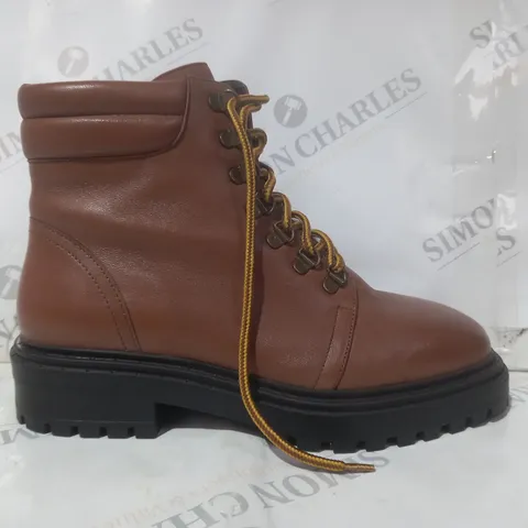 BOXED PAIR OF JD WILLIAMS LEATHER BOOTS IN TAN SIZE 7
