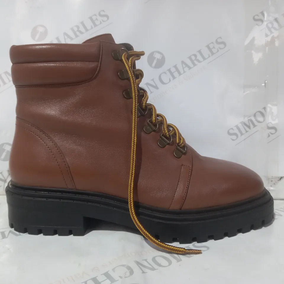 BOXED PAIR OF JD WILLIAMS LEATHER BOOTS IN TAN SIZE 7