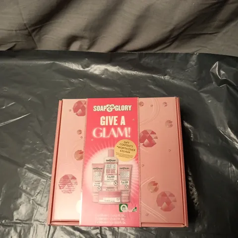 SOAP & GLORY GIVE A GLAM! GIFT SET – PINK BATH & BODY