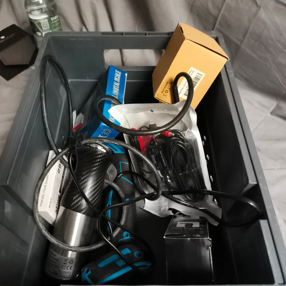 BOX OF APPROXIMATELY 8 ASSORTED ELECTRICAL ITEMS INCLUDING WORK TORCH AND LIGHT SWITCH COVER 