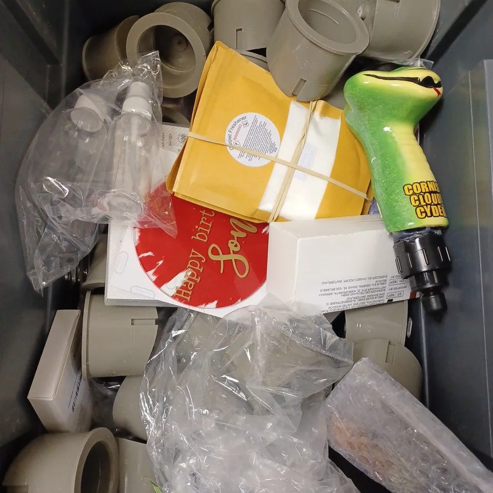 LOT OF APPROX 12 ASSORTED ITEMS TO INCLUDE A SMOKING LOG CABIN INCENSE BURNER, A PORTABLE DOOR LOCK, A EGG TIMER ETC.