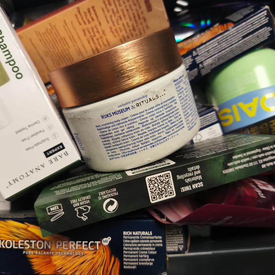 APPROXIMATELY 15 ASSORTED COSMETIC ITEMS INCLUDING VARIOUS MAKES AND BRANDS - COLLECTION ONLY