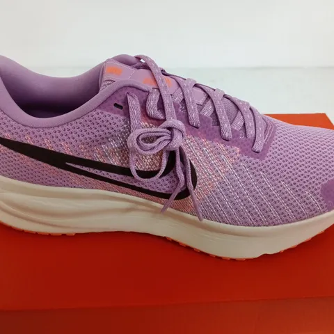 NIKE RUN DEFY SIZE 6.5 (MEGENTA CLAR/NOIR)