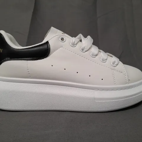 BOXED PAIR OF DESIGNER SHOES IN WHITE/BLACK EU SIZE 38