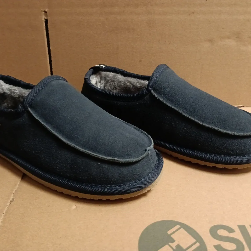 BOXED PAIR OF HUSH PUPPIES SLIPPERS IN NAVY SIZE 7