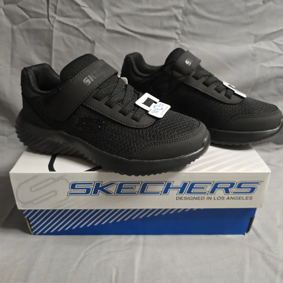 BOXED PAIR OF SKECHERS KIDS SHOES IN BLACK SIZE UK 13