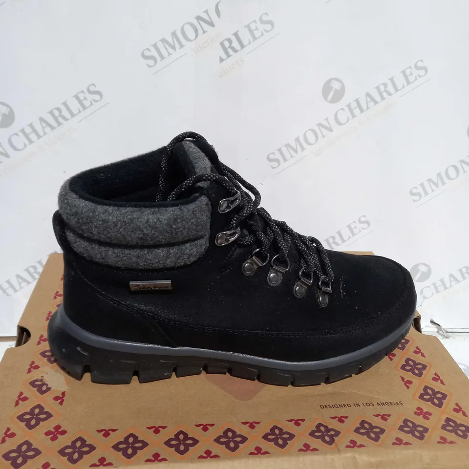 BOXED PAIR OF SKECHERS SYNERGY WARM BOOTS BLACK SIZE 4.5