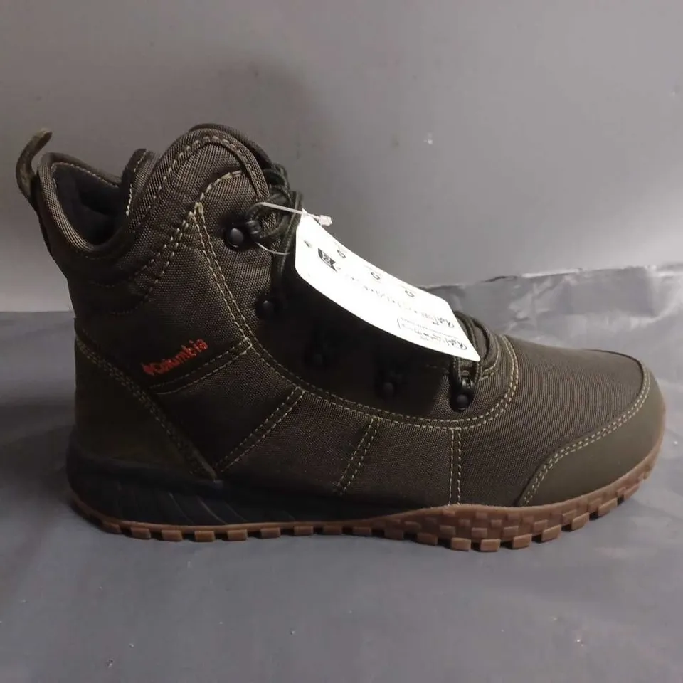 BOXED PAIR OF COLUMBIA MENS FAIRBANK OMNIHEAT BOOTS IN DEEP OLIVE - UK 9