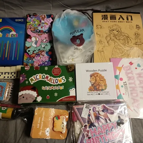 LARGE QUANTITY OF ASSORTED TOYS AND CRAFT ITEMS TO INCLUDE BIRTHDAY BALLOONS, STICKERS, GLOW STICKS AND NOTEBOOKS