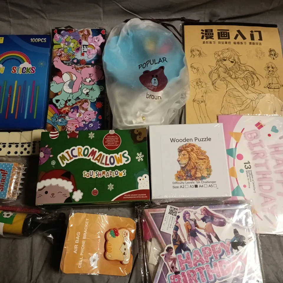 LARGE QUANTITY OF ASSORTED TOYS AND CRAFT ITEMS TO INCLUDE BIRTHDAY BALLOONS, STICKERS, GLOW STICKS AND NOTEBOOKS