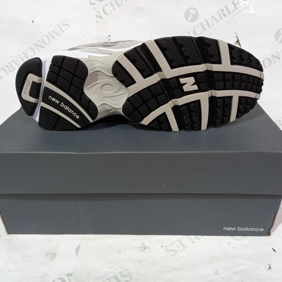 BOXED PAIR OF NEW BALANCE 725 TRAINERS IN GREY UK SIZE 9