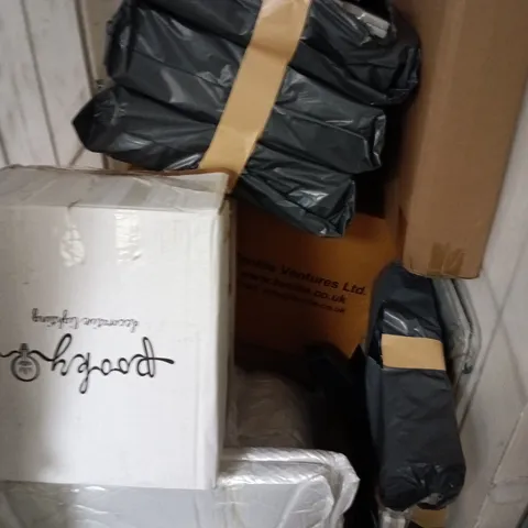 APPROXIMATELY 10 ASSORTED HOUSEHOLD PRODUCTS TO INCLUDE FOLDABLE STORAGE, PILLOWS, LAMP SHADE ETC 