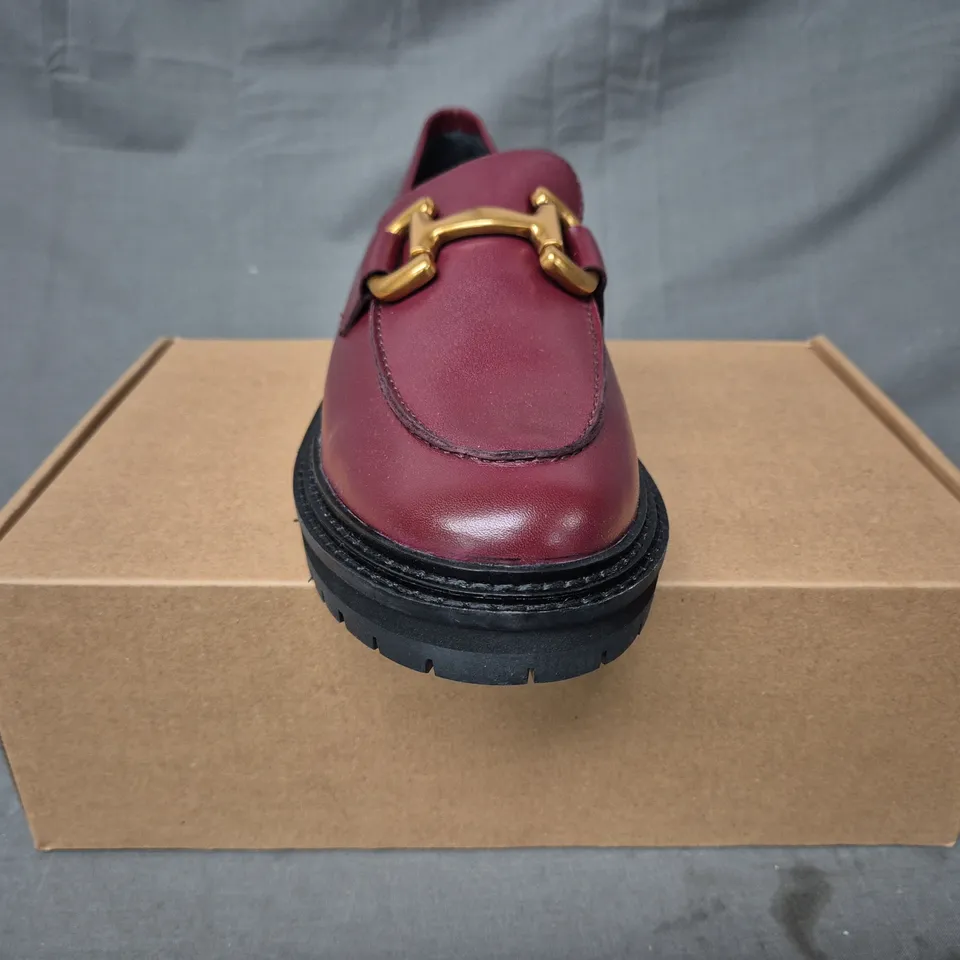 BOXED PAIR OF BODEN LOAFERS IN BURGUNDY W. GOLD EFFECT DETAIL EU SIZE 42