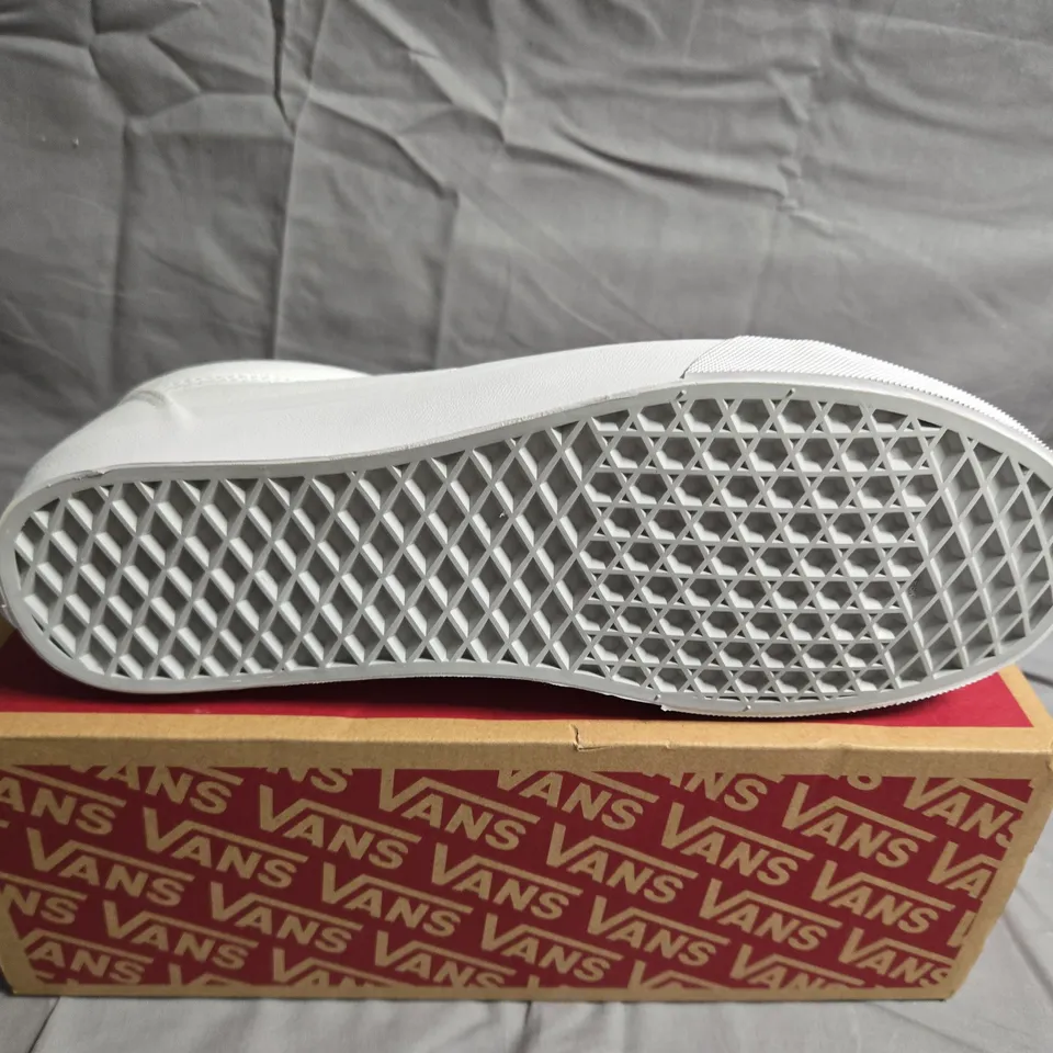 BOXED PAIR OF OLD SKOOL VANS - UK SIZE 8
