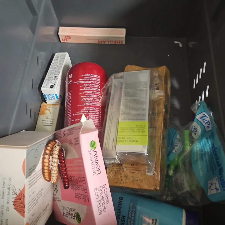 APPROXIMATEY 20 ASSORTED HEALTH AND BEAUTY PRODUCTS TO INCLUDE - MY LITTLE COCO CURLING CUSTARD - CREMO FACE WASH - NATURE SPELL HAIR OIL - ETC