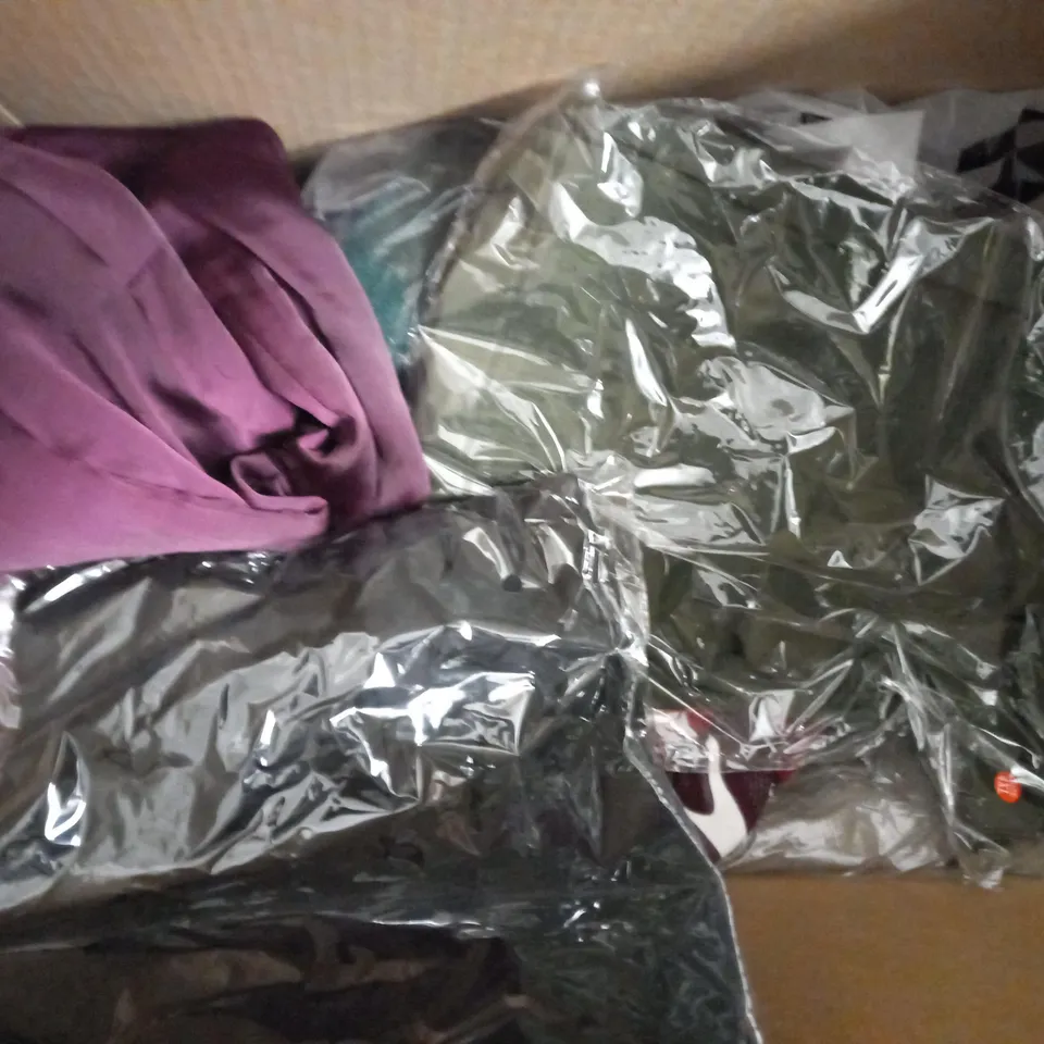 BOX OF APPROXIMATELY 10 ASSORTED CLOTHING AND FASHION ITEMS TO INCLUDE BIGDUDE HOODIE IN NAVY SIZE 4XL, DESIGNER SKINNY FIT MENS JOGGER IN URBAN CAMO COLOUR SIZE M, ETC
