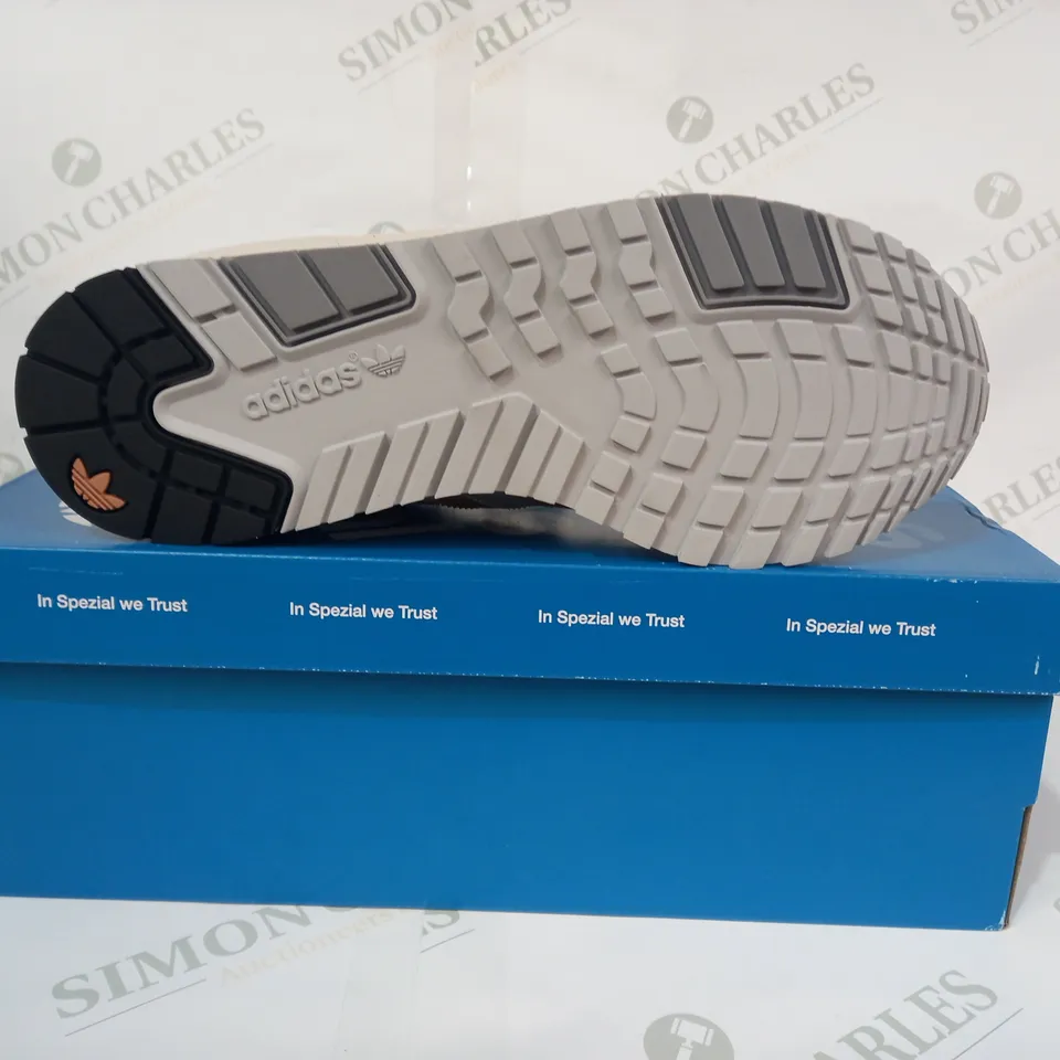 BOXED PAIR OF ADIDAS ZX 620 SPZL SHOES IN CREAM/TAN/GREY UK SIZE 8.5