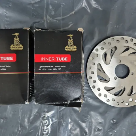 APPROXIMATELY 8 ASSORTED VEHICLE PARTS AND ACCESSORIES TO INCLUDE INNER TUBE, ETC - COLLECTION ONLY